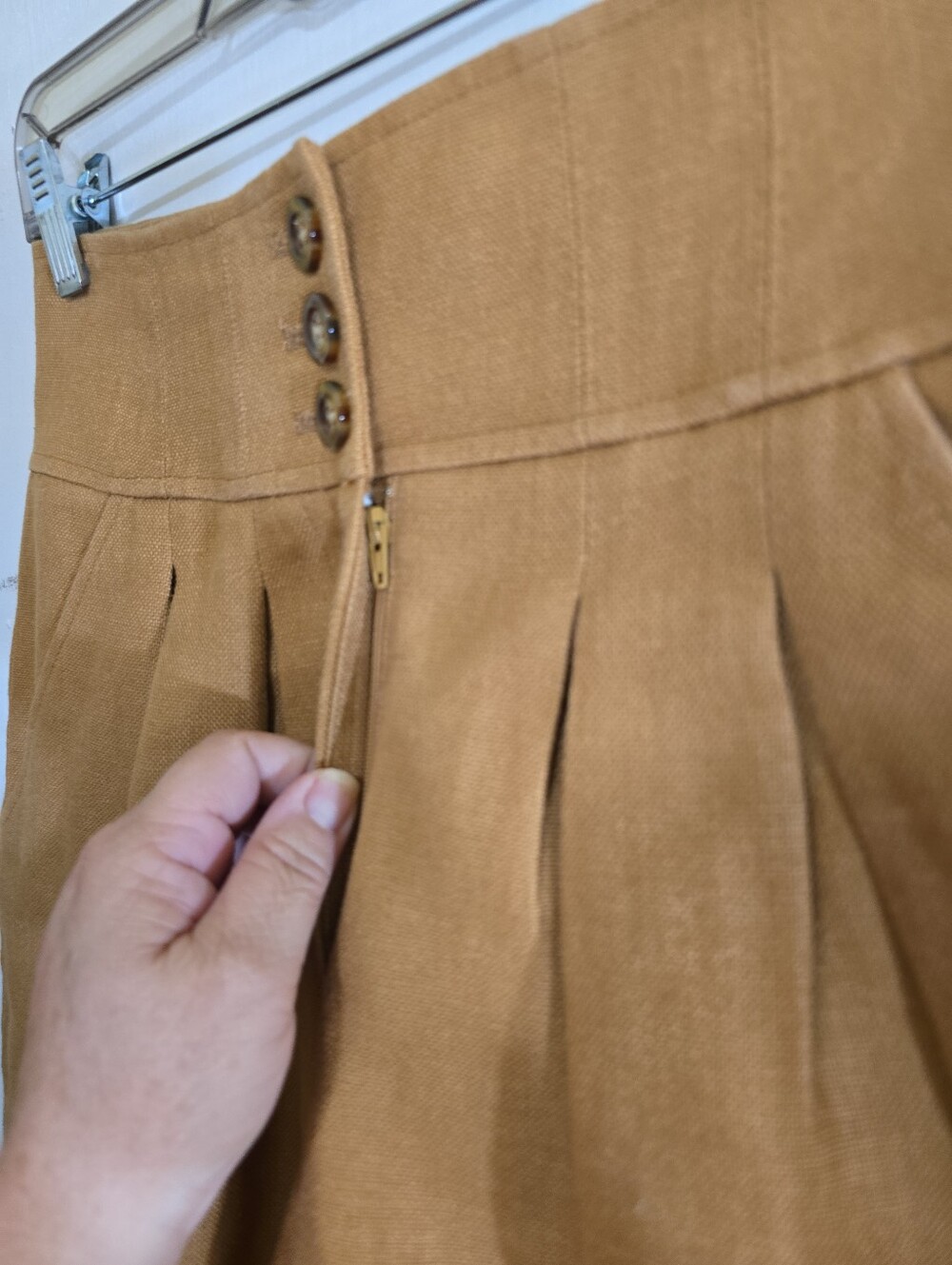 Veronica Beard Alicia Pleated Linen-canvas High-rise Shorts 2 Camel Color - Picture 5 of 8